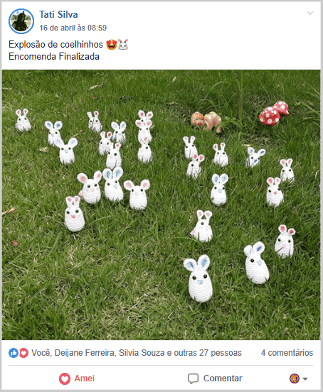 Post em uma rede social de amigurumis de coelho
